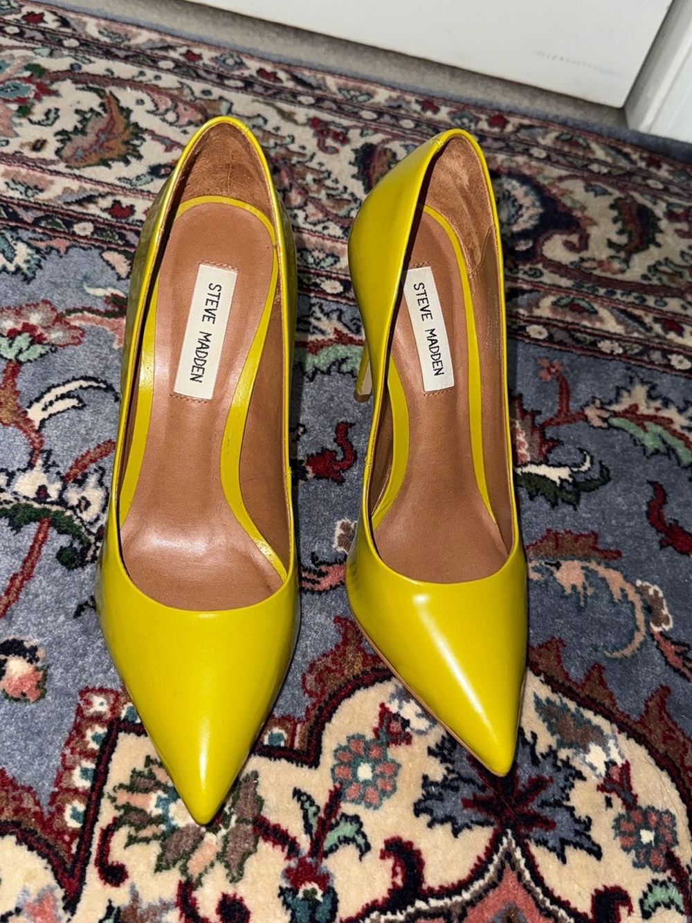 Steve Madden Chartreuse Yellow Patent Pointed Pumps 8.5